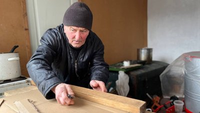 85-річний волинянин виготовив понад 800 окопних свічок