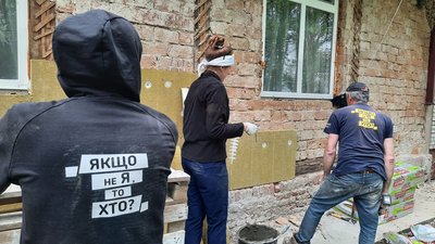 На Львівщині волонтери ремонтують будинок для літніх людей