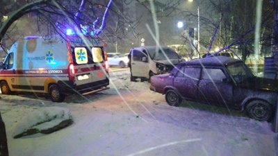 У Черкасах зіштовхнулися два автомобіля, є травмовані У Черкасах зіштовхнулися два автомобіля, є травмовані