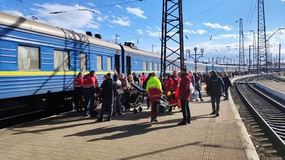 До Львова прибув потяг із евакуйованими з Краматорська: поранених госпіталізують