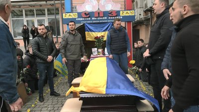 На Івано-Франківщині зустріли скорботний кортеж з тілом воїна Віталія Мерінова На Івано-Франківщині зустріли скорботний кортеж з тілом воїна Віталія Мерінова