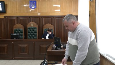 Прокурор Сергій Мозговий у суді 20 березня 2024 року під час розгляду справи реабілітаційного центру для наркозалежних та алкозалежних у Чернігові Прокурор Сергій Мозговий у суді 20 березня 2024 року під час розгляду справи реабілітаційного центру для наркозалежних та алкозалежних у Чернігові