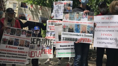"Поверніть дідуся додому": в Одесі протестували родичі ув'язнених в Лівії голодуючих моряків