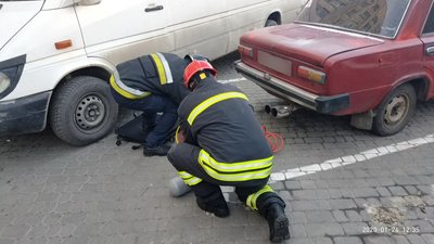 Рятувальники витягнули пішохода з-під автомобіля