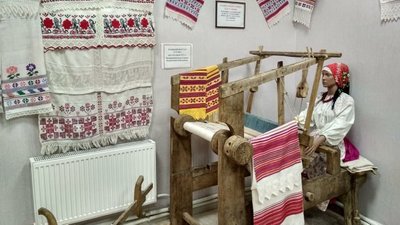 Крейдяні скелі та старовинні жіночі костюми. На Луганщині представили туристичні маршрути Крейдяні скелі та старовинні жіночі костюми. На Луганщині представили туристичні маршрути