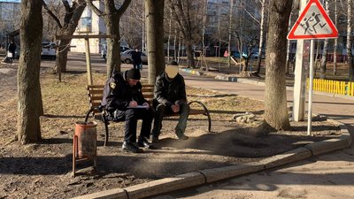 У Житомирі біля школи перехожі знайшли неживу жінку У Житомирі біля школи перехожі знайшли неживу жінку