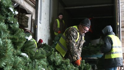 З майдану Свободи у Харкові почали вивозити новорічну ялинку