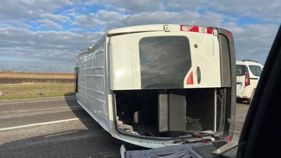 На Дніпропетровщині зіткнулися вантажівка та мікроавтобус: травмовані четверо людей
