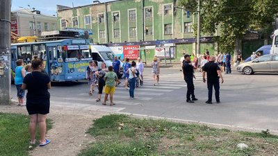 Вимагають відновлення електроенергії: одесити вдруге перекрили дорогу