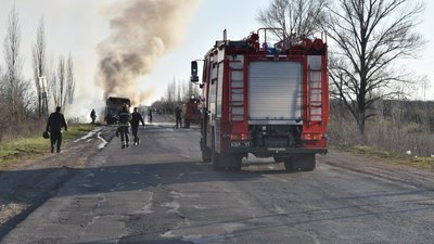 На Луганщині згорів автобус, що віз людей з роботи На Луганщині згорів автобус, що віз людей з роботи