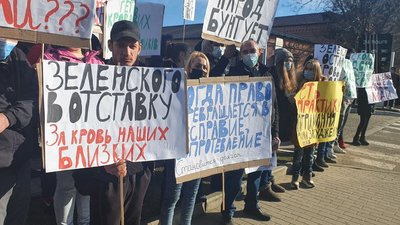 Акція протесту біля одеського СІЗО. Учасники ховають обличчя Акція протесту біля одеського СІЗО. Учасники ховають обличчя