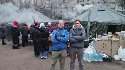 "Всі згуртувалися". Як франківець Роман Лазорик волонтерить у Дніпрі, поблизу місця падіння російської ракети