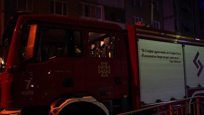 Рятувальники прибули на виклик для гасіння пожежі, що спалахнула після атаки РФ 