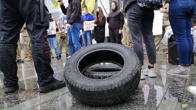 У Тернополі біля будівлі ОДА протестують — правий сектор вимагає відставки Авакова У Тернополі біля будівлі ОДА протестують — правий сектор вимагає відставки Авакова