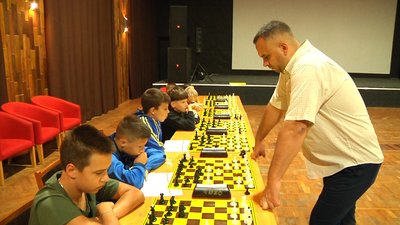 У Житомирі 20 дітей одночасно грали в шахи з міжнародним майстром Ігорем Випханюком
