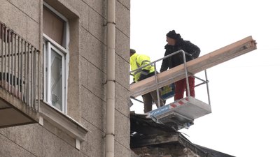 У будинку поруч з міською радою Харкова зняли аварійні конструкції: майже два роки будівля без даху після удару РФ 1
