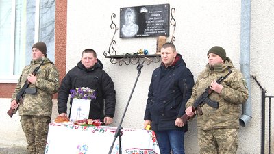 У селі на Вінниччині відкрили меморіальну дошку загиблому Герою Денису Поліщуку У селі на Вінниччині відкрили меморіальну дошку загиблому Герою Денису Поліщуку