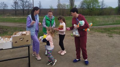 На в'їзді у Бобринець на Кіровоградщині місцеві роздають харчі та речі переселенцям