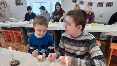 Для дітей-переселенців у Луцьку організували майстерклас з писанкарства Для дітей-переселенців у Луцьку організували майстерклас з писанкарства