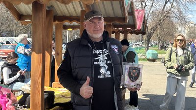 Волонтер Сергій Соломон тримає у руках гроші, які зібрали під час ярмарку