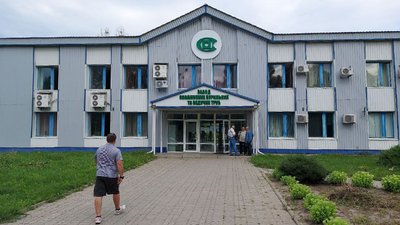 Виконавча служба арештувала 13 автомобілів трубного заводу у Сумах через заборгованість із зарплат