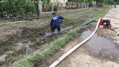 На Львівщині у селі Зарічне ліквідовують наслідки негоди