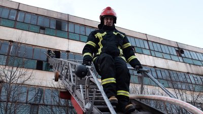 У Чернівцях горить гумова фабрика
