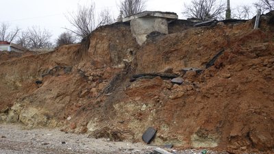 Зсув ґрунту на Одещині: маєтки сповзають до моря, влада шукає гроші Зсув ґрунту на Одещині: маєтки сповзають до моря, влада шукає гроші