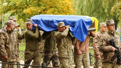 У Нетішині оголосили жалобу за загиблим військовослужбоцем. У Нетішині оголосили жалобу за загиблим військовослужбоцем.