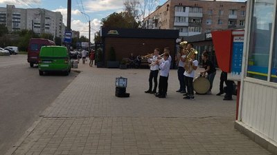 Викладачі та учні музичної школи на Волині, виступаючи, збирають гроші ля ЗСУ Викладачі та учні музичної школи на Волині, виступаючи, збирають гроші ля ЗСУ