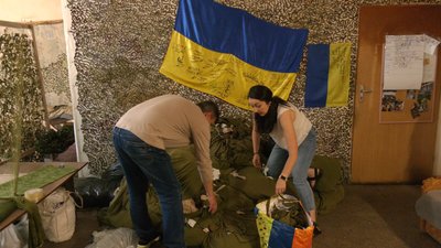 Волонтери відсортовують пакети з тканиною Волонтери відсортовують пакети з тканиною