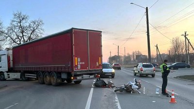 У Хмельницькому встановлюють обставини ДТП, у якій травмувався 24-річний мотоцикліст