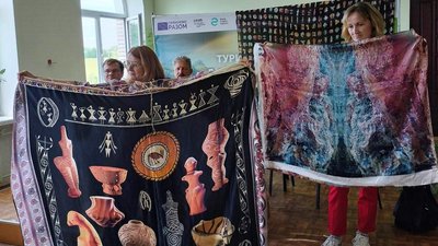 Хустка з трипільським орнаментом Хустка з трипільським орнаментом