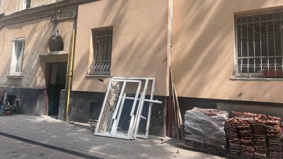 У Львові на вулиці Стрийській у пошкоджених внаслідок обстрілів будинках встановили 36 вікон