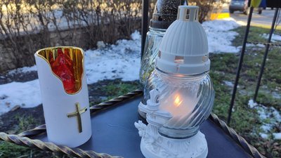 Запалені лампадки біля банерів на Алеї Героїв у Збаражі Запалені лампадки біля банерів на Алеї Героїв у Збаражі