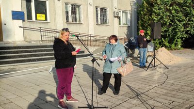 Жителі Овруцької громади зібралися біля міськради, аби отримати роз'яснення щодо чорнобильських нарахувань Жителі Овруцької громади зібралися біля міськради, аби отримати роз'яснення щодо чорнобильських нарахувань