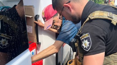 Постраждале від скиду з дрона літнє подружжя евакуювали з прифронтового села на Харківщині