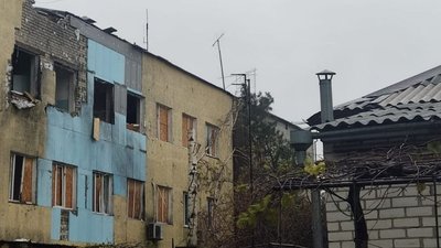 Херсон, пошкоджений будинок після обстрілу