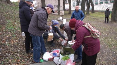 Щочетверга о 15:00 у парку імені Івана Франка роздають обіди нужденним.