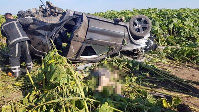 Авто врізалось в електроопору та перекинулося: на Рівненщині у ДТП загинули водій і пасажир Авто врізалось в електроопору та перекинулося: на Рівненщині у ДТП загинули водій і пасажир