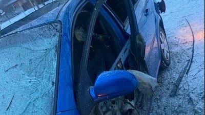 Пошкоджене авто через удар дрона у Верхньому Піщаному