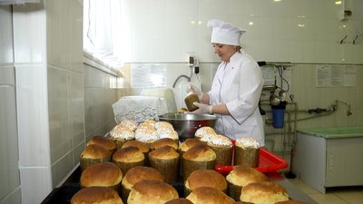 У Житомирі працівники дитсадка виготовили більше 700 пасок, які відправлять військовим ЗСУ У Житомирі працівники дитсадка виготовили більше 700 пасок, які відправлять військовим ЗСУ