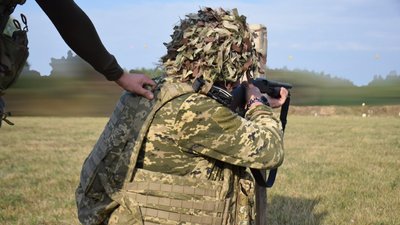Артилеристи, навчають стрільби з помпових рушниць, війна, навчання