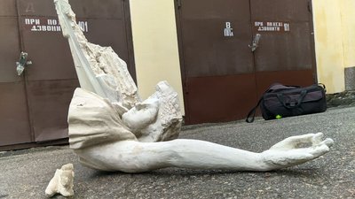 В Миколаєві розбили скульптуру на фасаді театру В Миколаєві розбили скульптуру на фасаді театру