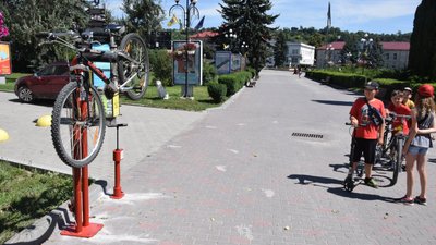 На Тернопільщині встановили першу вуличну веломайстерню На Тернопільщині встановили першу вуличну веломайстерню
