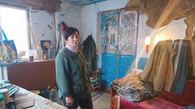 Життя під обстрілами. Історія жінки, яка відновлює пошкоджений будинок на Миколаївщині