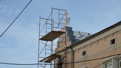 На Тернопільщині оновили погруддя жінки, в яку був закоханий місцевий суддя