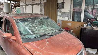Потрощені будинки, згорілі авто. Що розповіли жителі Кам`янського про атаку РФ Потрощені будинки, згорілі авто. Що розповіли жителі Кам`янського про атаку РФ