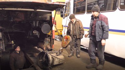 Ремонтують автобуси для ЗСУ Ремонтують автобуси для ЗСУ