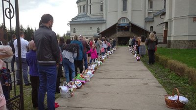З дотриманням карантинних вимог. Як франківці святкують Великдень